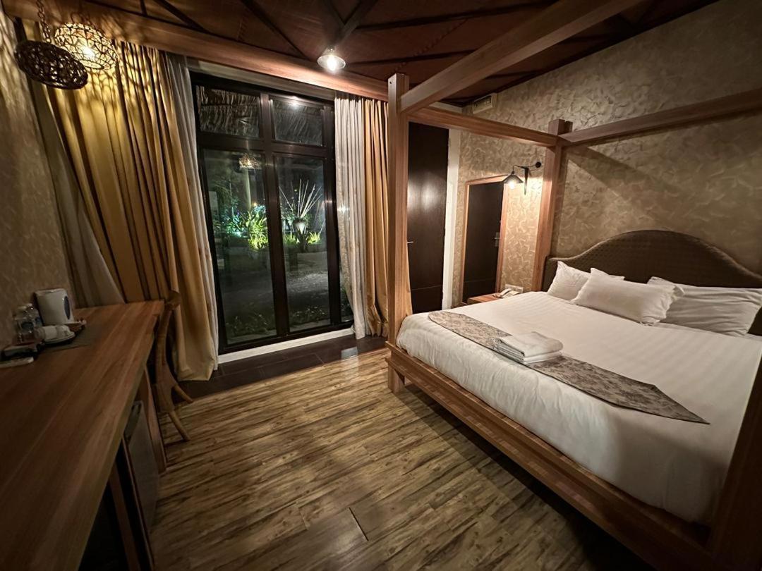 I Garden Hotel อิโปห์ ภายนอก รูปภาพ